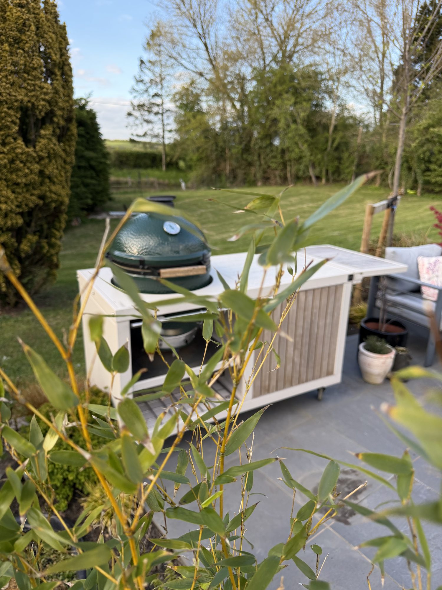 Outdoor kitchens and outdoor living